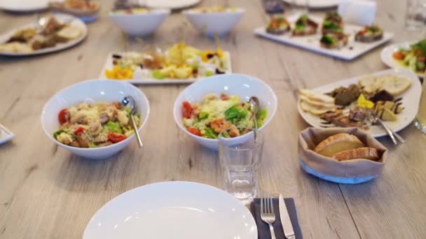 Servir la mesa con aperitivos y ensaladas para las vacaciones. — Vídeos de Stock