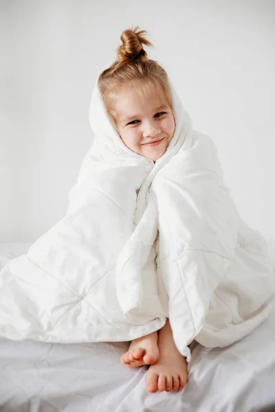 Ragazzina sotto una coperta. mattina presto svegliarsi a scuola — Foto Stock