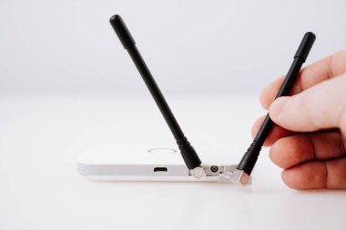Anten mobil modeme bağlandı. aygıtın 4G tarafından desteklenen SIM kartı var
