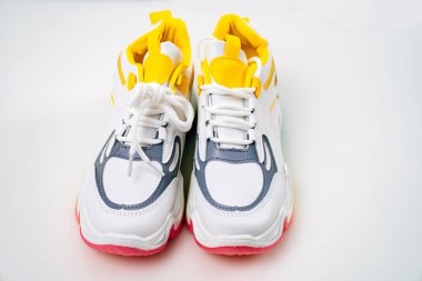 Beyaz arka planda çok renkli yeni spor ayakkabılar. 