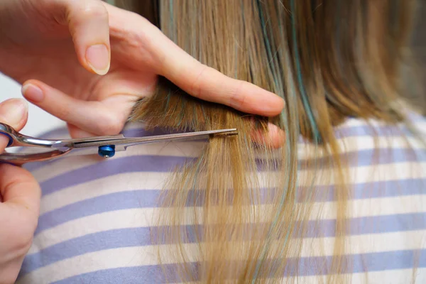 Corte de pelo. mamá corta el pelo de sus hijas con tijeras. — Foto de Stock