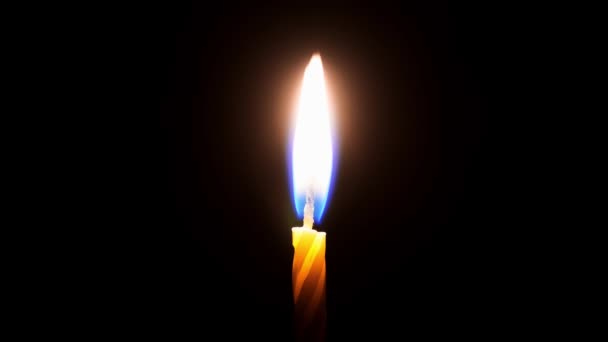 Plameny hořící v tmavé svíčce. close-up — Stock video