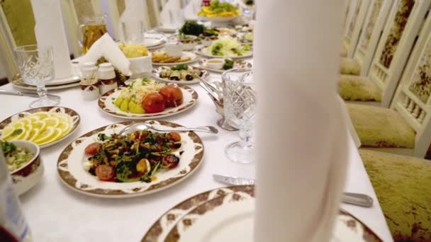 Servindo uma grande mesa de banquetes em um restaurante ou em casa para umas férias. — Vídeo de Stock