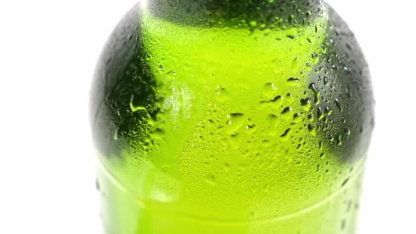 閉めろ。瓶の冷たい緑色のガラスの下に落下します。凝縮物 — ストック動画