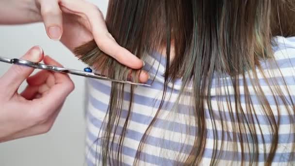 Corte de cabelo. mãe corta suas filhas cabelo com tesoura. — Vídeo de Stock