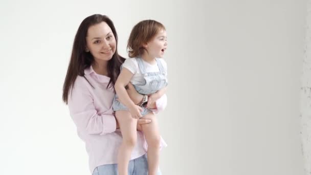 Bela família feliz em um estúdio de fotos branco. bastidores. — Vídeo de Stock