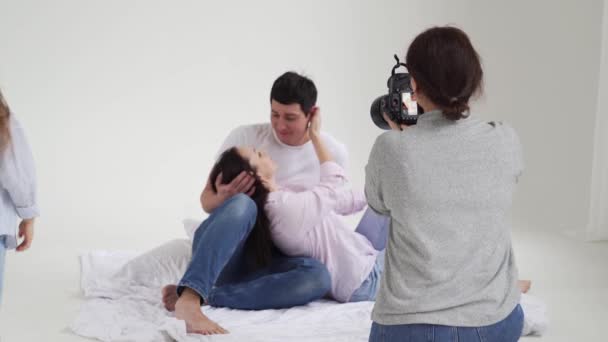 Mam, pap en twee dochters poseren voor een fotograaf. — Stockvideo