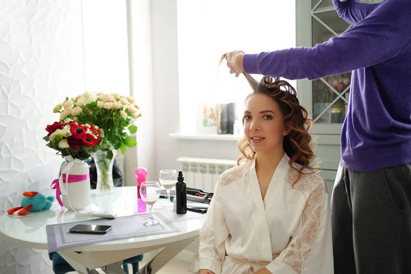 A noiva está fazendo cabelo e maquiagem para a cerimônia de casamento. — Fotografia de Stock