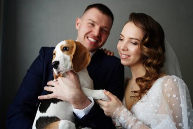 Köpekli bir çift yeni evliler. Evcil hayvanlar düğün günlerinde.