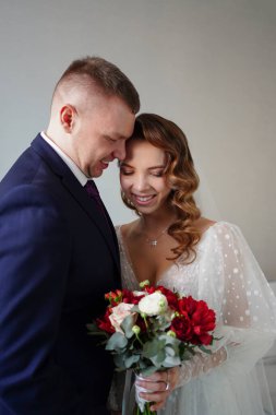  Düğün günü gelin için bir buket çiçekle damat.. 