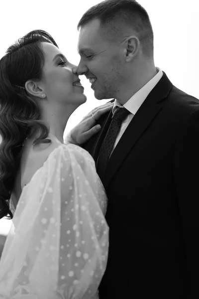 Preto e branco. belo e feliz casal recém-casados. — Fotografia de Stock