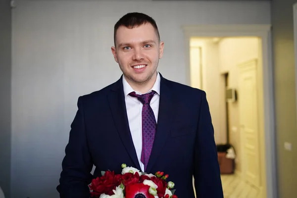 Glücklicher Mann. Der Bräutigam mit der Blume wartet auf ein Treffen mit der Braut. — Stockfoto