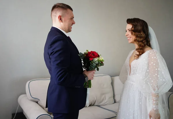 Primeiro encontro de recém-casados apaixonados. buquê de flores da noiva — Fotografia de Stock