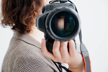 Profesyonel SLR kamerası kadınların elinde. Fotoğrafçılığa hayranlık