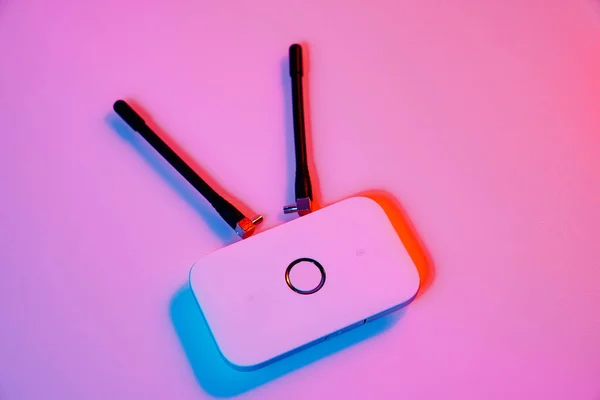 Modem mobile in illuminazione multicolore. dispositivo ha scheda SIM supportata da 4G — Foto Stock