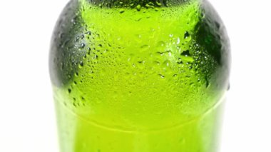 Kapat. Damlalar şişenin soğuk yeşil camından aşağı akar. yoğunlaştır