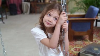 İki güzel kız salıncakta sallanıyor ve sarılıyorlar.. 