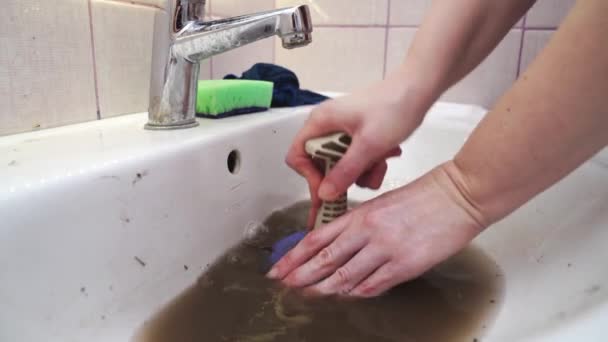 Die Frau benutzt einen Kolben, um die Verstopfung im Waschbecken zu reinigen. — Stockvideo