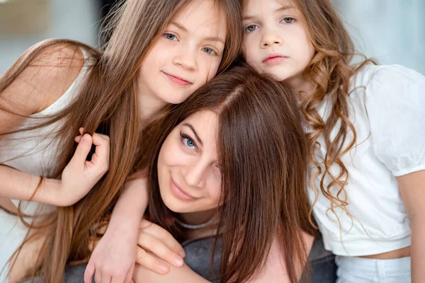 Maman se blottit avec ses filles. famille heureuse. amour inconditionnel. — Photo