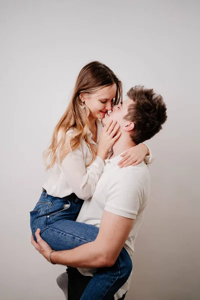 Amor, beijos de casal apaixonados e bonitos, divirta-se contra a parede branca. — Fotografia de Stock