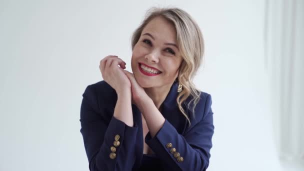 A blonde woman in a blue suit poses in a photo studio. businesswoman — Stock Video