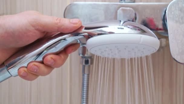 Cabeça de chuveiro com comutação de diferentes modos e pressão de água. — Vídeo de Stock