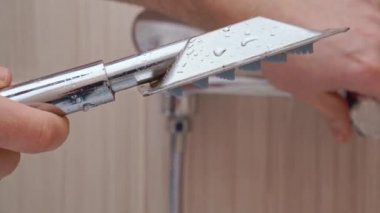 Su sızdırıyor. Eski arıza duş başlığı. tesisatçı hizmetleri