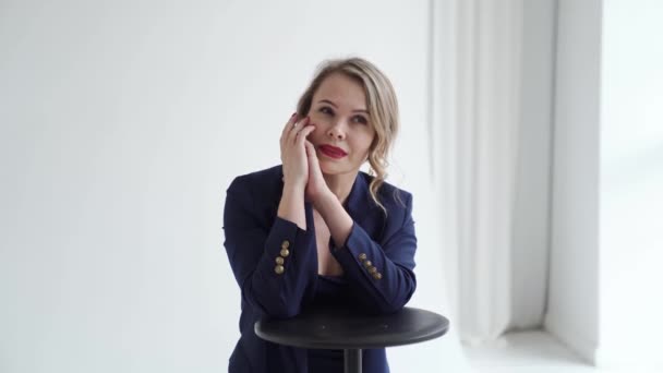 Blondýnka v modrém obleku pózuje ve fotostudiu. podnikatelka — Stock video