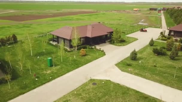Nový country klub nebo vesnice. život a odpočinek na venkově — Stock video