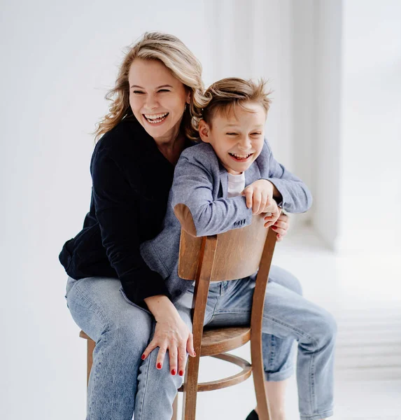 Une mère avec son fils en vêtements bleus s'amuse et pose pour une séance photo — Photo