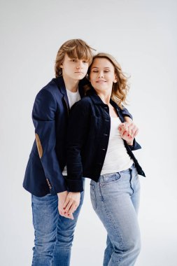 Mavi elbiseli bir anne fotoğraf çekimi için poz verir.