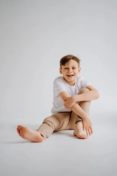 Lycklig barndom. pojke poserar i en fotostudio. problem för tonåriga pojkar. — Stockfoto