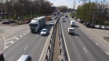 Trafik işte. Arabalar otoyolda gidiyor. Yukarıdan ateş ediyorlar. Şehir Yolu. zaman ayarlı
