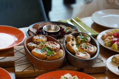 Sıcak atıştırmalıklar. Tencereye doldurulmuş mantar koy. Doğu mutfağı.. 