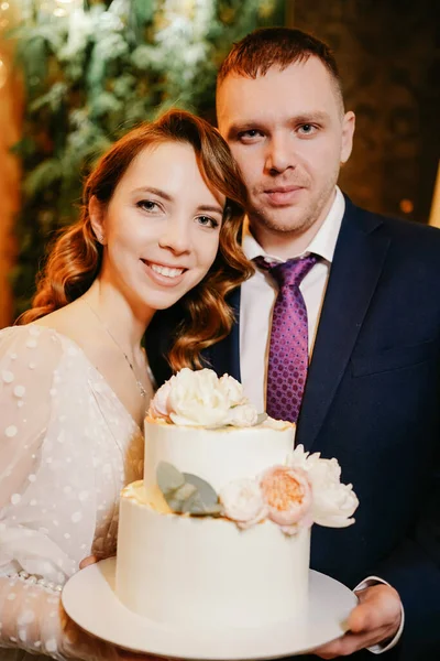 Noiva e noivo com bolo de casamento. tradições de casamento — Fotografia de Stock
