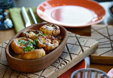 Sıcak atıştırmalıklar. Tencereye doldurulmuş mantar koy. Doğu mutfağı.. 