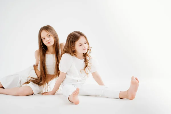 Dos niñas con el pelo largo en ropa blanca. amor entre hermanas. — Foto de Stock