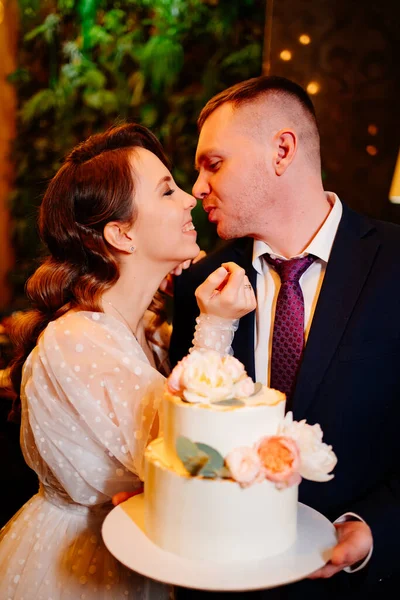 Sposo e sposo con torta nuziale. tradizioni di nozze — Foto Stock