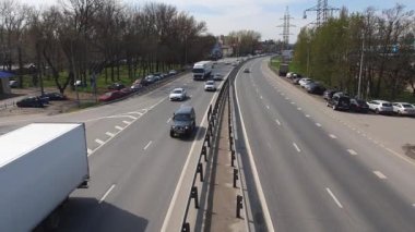 Trafik işte. Otoyolda arabalar sürüyorlar. Yukarıdan ateş ediyorlar. Şehir Yolu. 