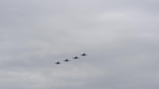 Aerei vola nel cielo nuvoloso.I piloti militari professionisti si preparano per una parata — Video Stock