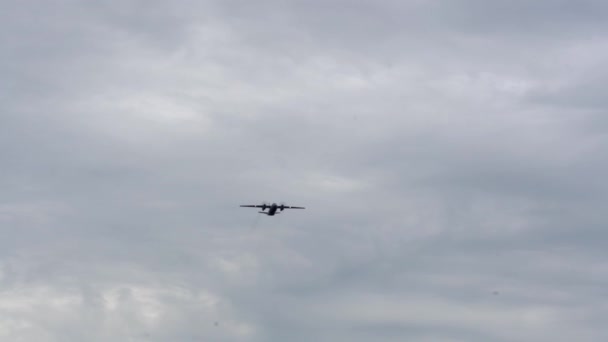 Самолет летит в облачном небе. Профессиональные военные летчики готовятся к параду — стоковое видео