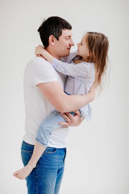 Küçük kızım babasıyla sarılıp eğleniyor. Mutlu aile. 