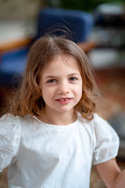 Vacker liten flicka med långt hår i vita kläder. lycklig barndom — Stockfoto