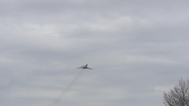 Самолет летит в облачном небе. военные учения. — стоковое видео