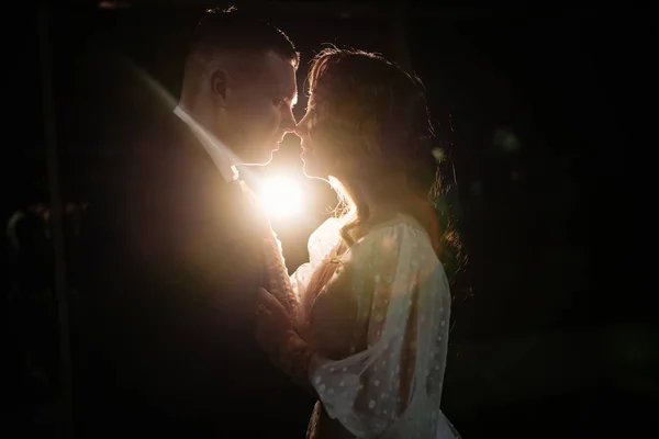 Profili della sposa e dello sposo al buio in controluce. — Foto Stock