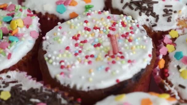Cupcakes διακοσμημένα με γλάσο και γλυκιά περιστροφή χάντρες. Πασχαλινά κέικ. Περιστρέφεται. — Αρχείο Βίντεο