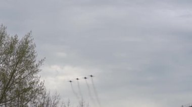 Gökyüzünde uçan uçaklar gökyüzünde bir iz bırakır.