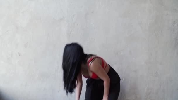 A cheerful and sexy woman in a red bra throws up a jacket. — Stock Video