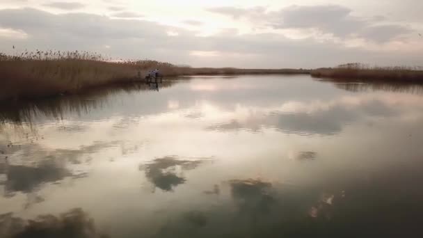 Átrepülnek a folyón. családi halászat egy kis hídon a folyó mellett. — Stock videók