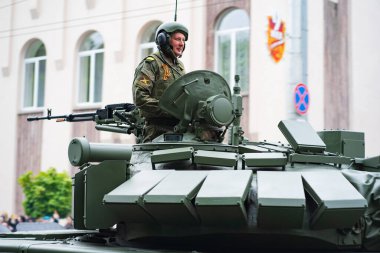 T-72B3 tankları. Şehrin sokaklarında askeri teçhizat var.. 